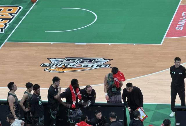 篮球比赛中一支实力强劲的球队陷入困境