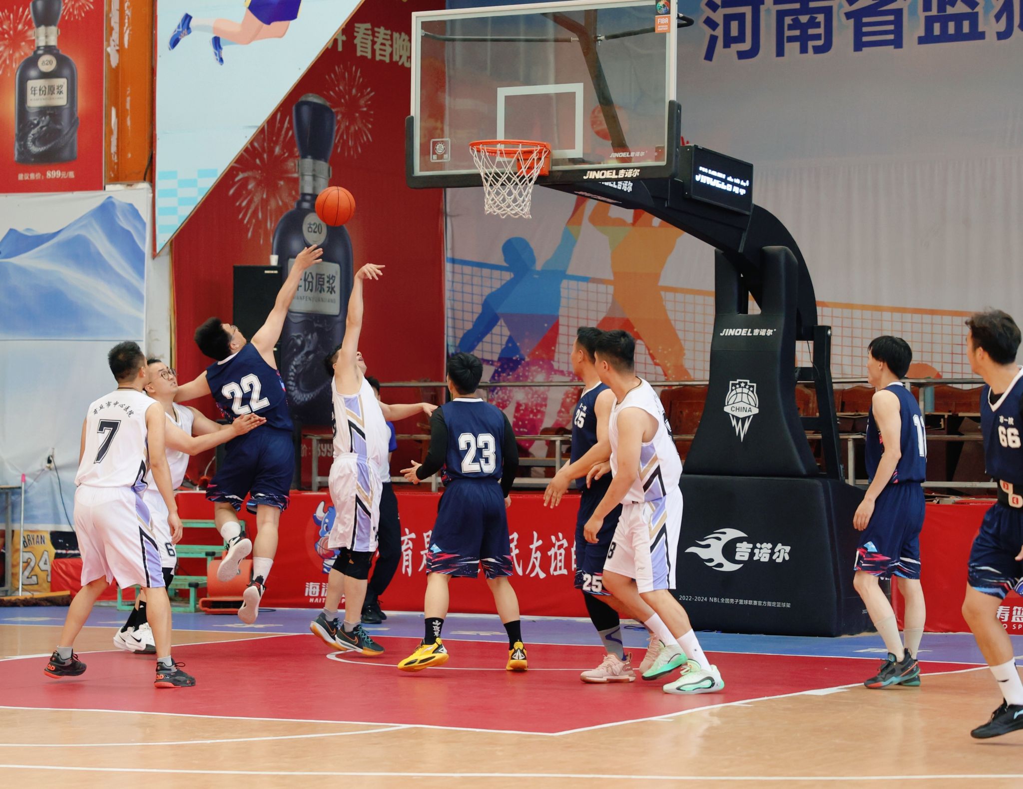 球赛中球员们全力以赴争夺胜利 球赛中球员们全力以赴争夺胜利