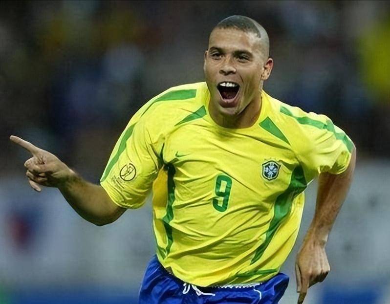 国际足球联赛中锋破门造成惊艳