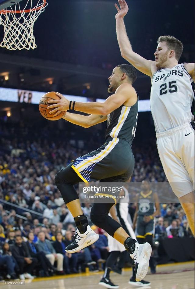 马刺连胜,成功晋级西部半决赛 马刺连胜,成功晋级西部半决赛