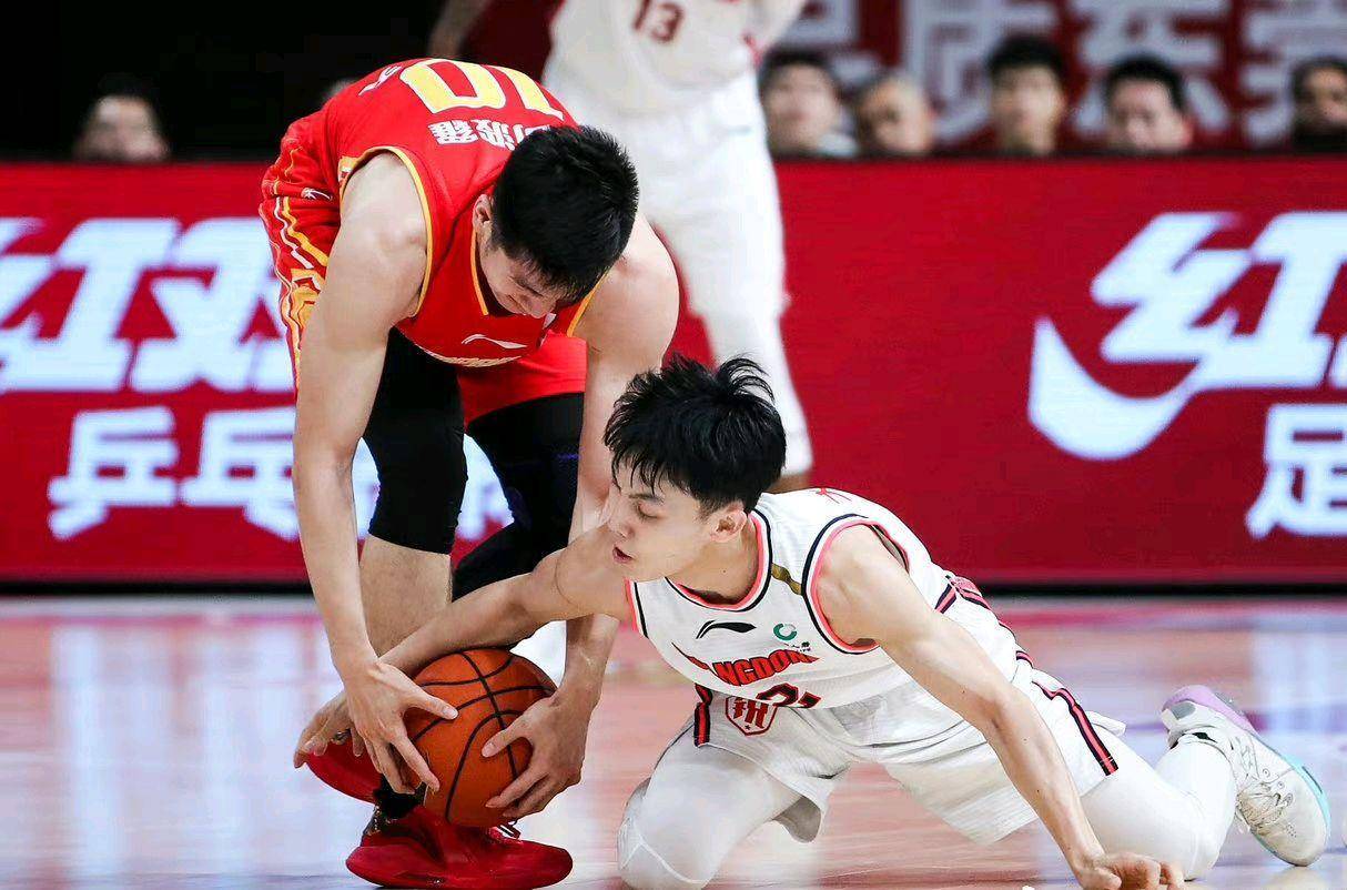 江苏队碾压深圳队，易建联带队取胜