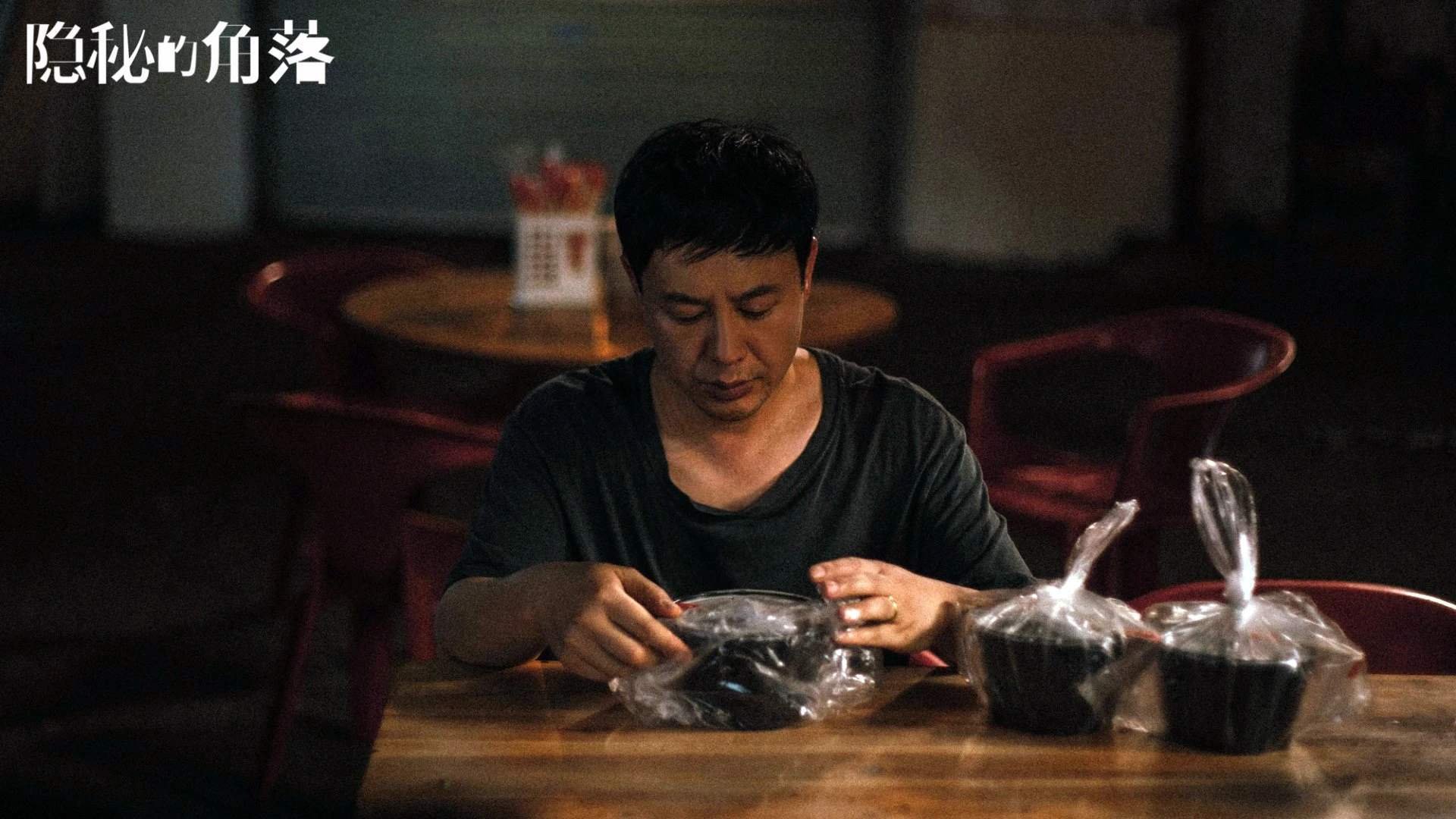 天赋的绚烂火焰，与纪律的冰冷锁链，足球世界里的对立与融合