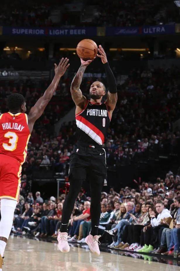 辽宁队对阵爵士，利拉德防守端锁死对手